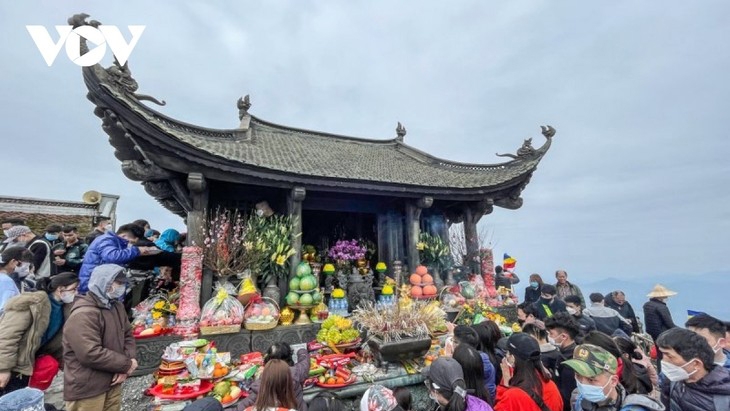 Thousands of visitors descend upon Yen Tu spring festival